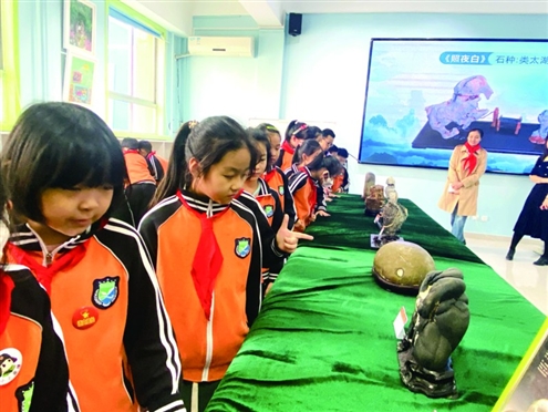 济南市育新小学联合济南市观赏石宝玉石协会开展赏石艺术进校园活动。